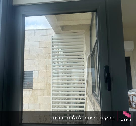 חלון ציר מודרני מאלומיניום אפור כהה מותקן בבית